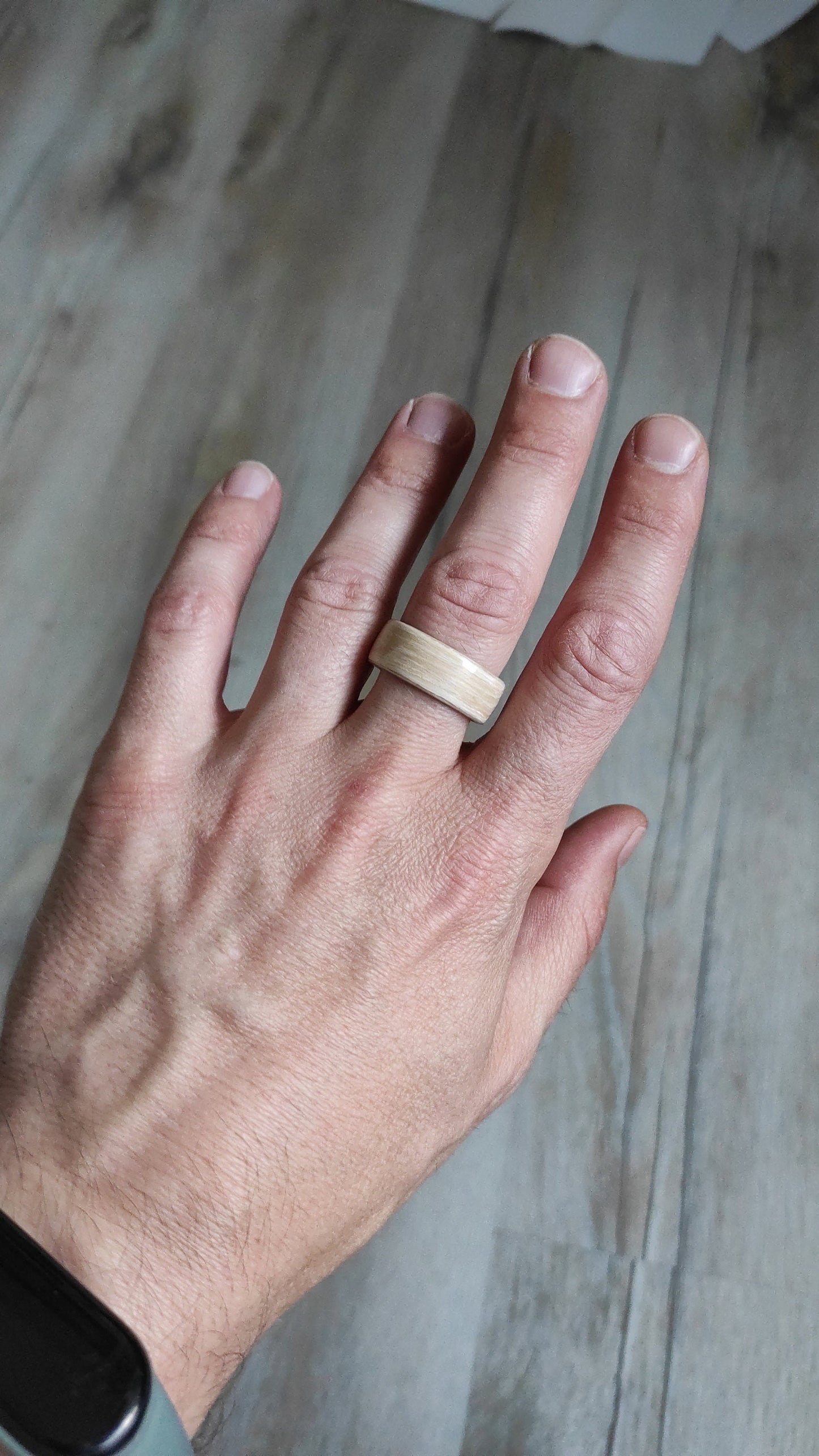 Minimalistyczna obrączka drewniana z wybielonego dębu – unisex, ręcznie robiona, ekologiczna - WoodRingsByJet