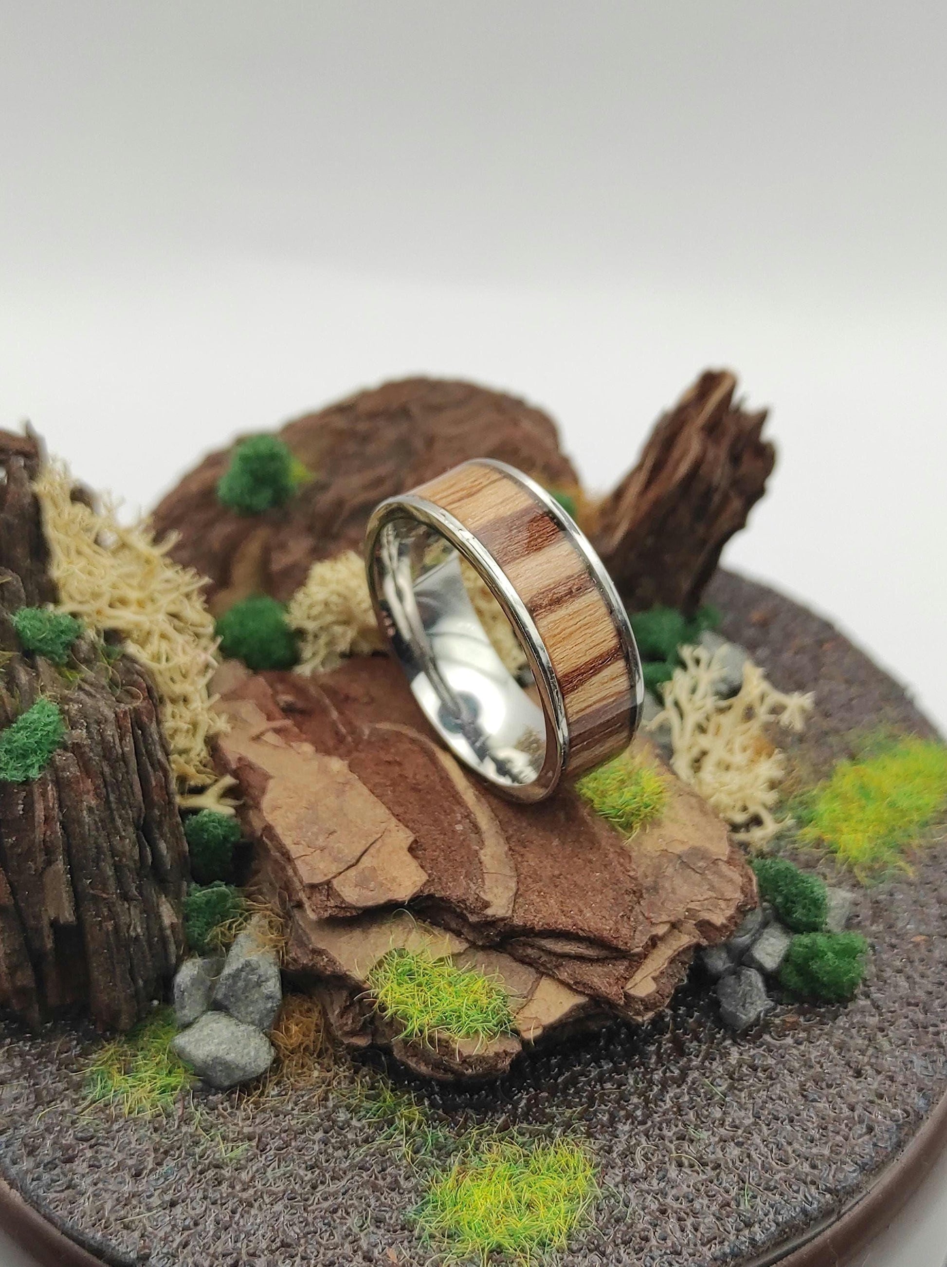 Męski pierścionek stal chirurgiczna + wstawka drewna Zebrano – unikalny design handmade - WoodRingsByJet
