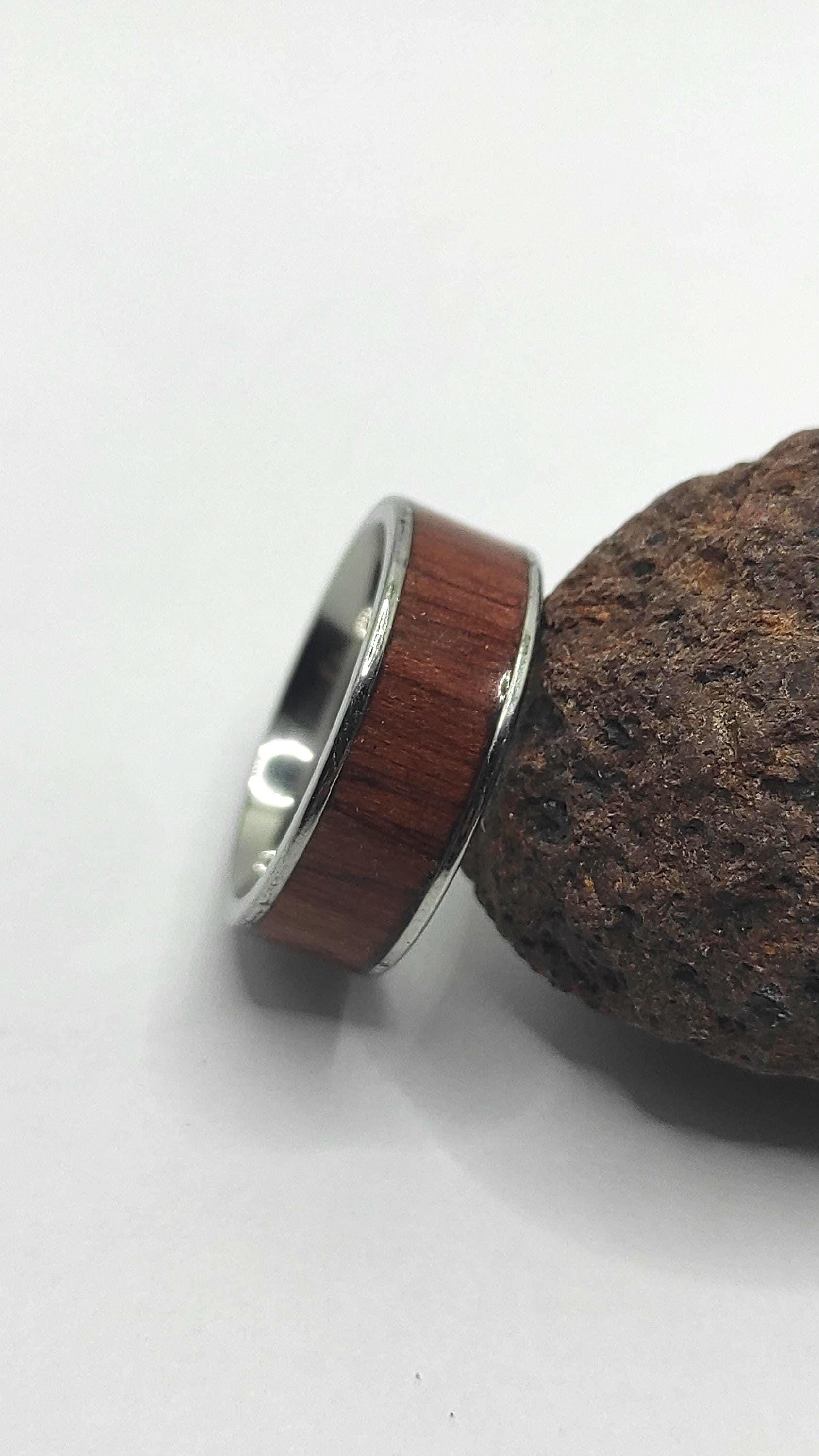 Męski pierścionek z mahoniowego forniru i stali chirurgicznej – ręcznie wykonany - WoodRingsByJet