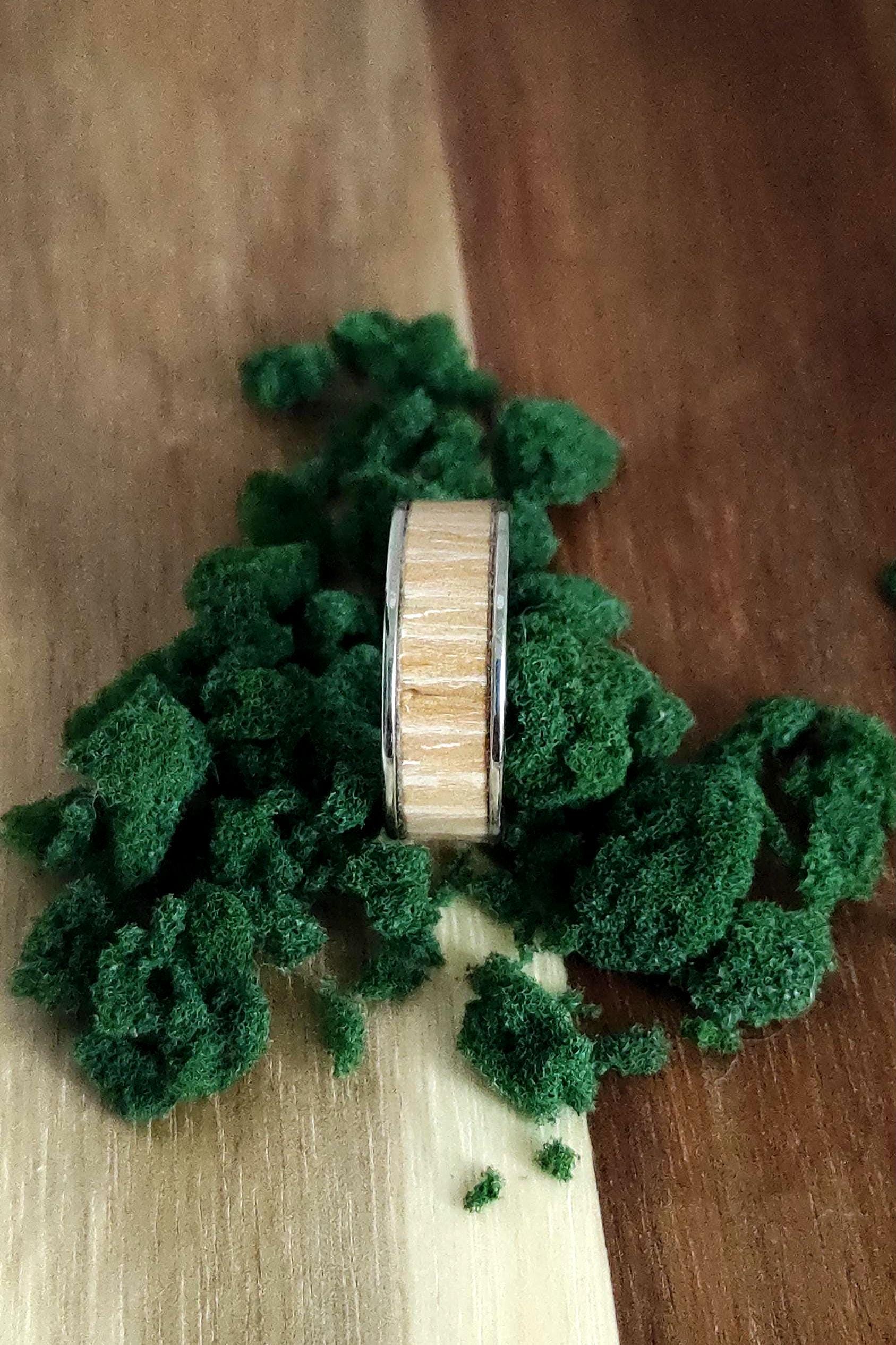 Męski pierścionek ze stali chirurgicznej z intarsją z drewna wiązu (Elm) – unikalny dodatek handmade - WoodRingsByJet