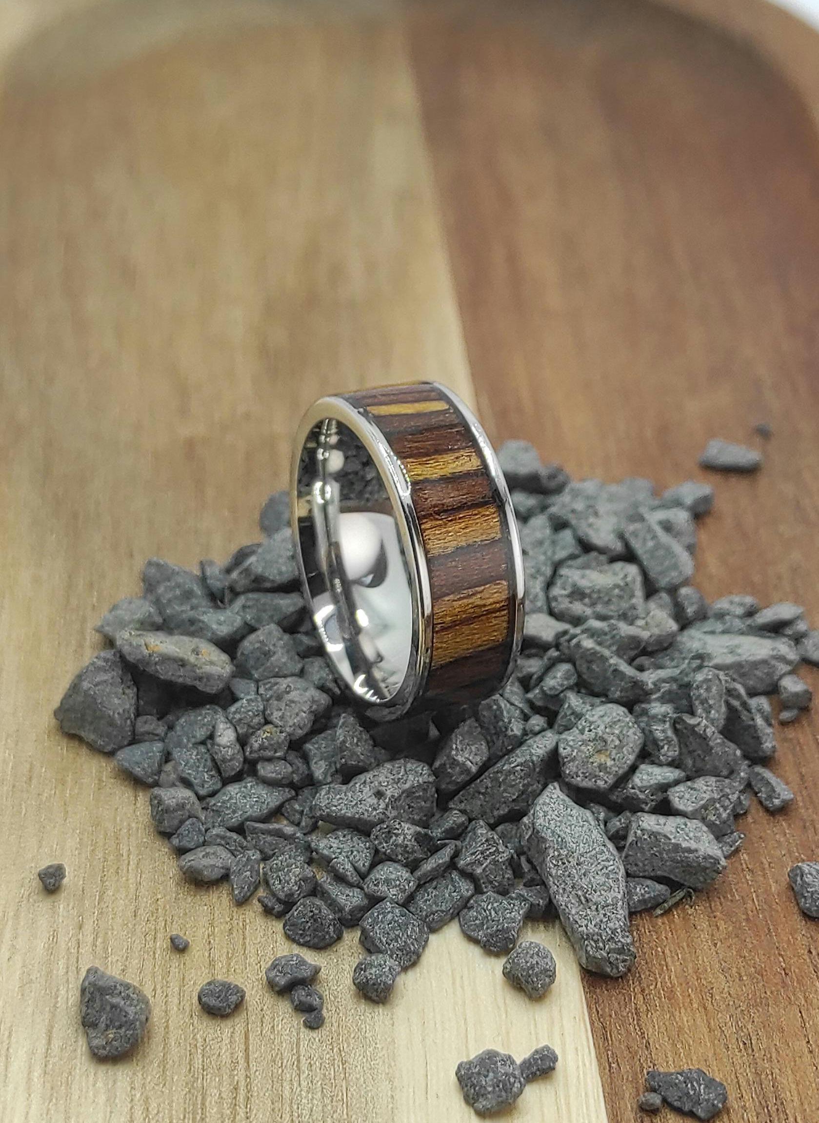Drewniany pierścionek męski „California Teak 3D” – ręcznie wykonany z forniru tekowego + stal chirurgiczna - WoodRingsByJet