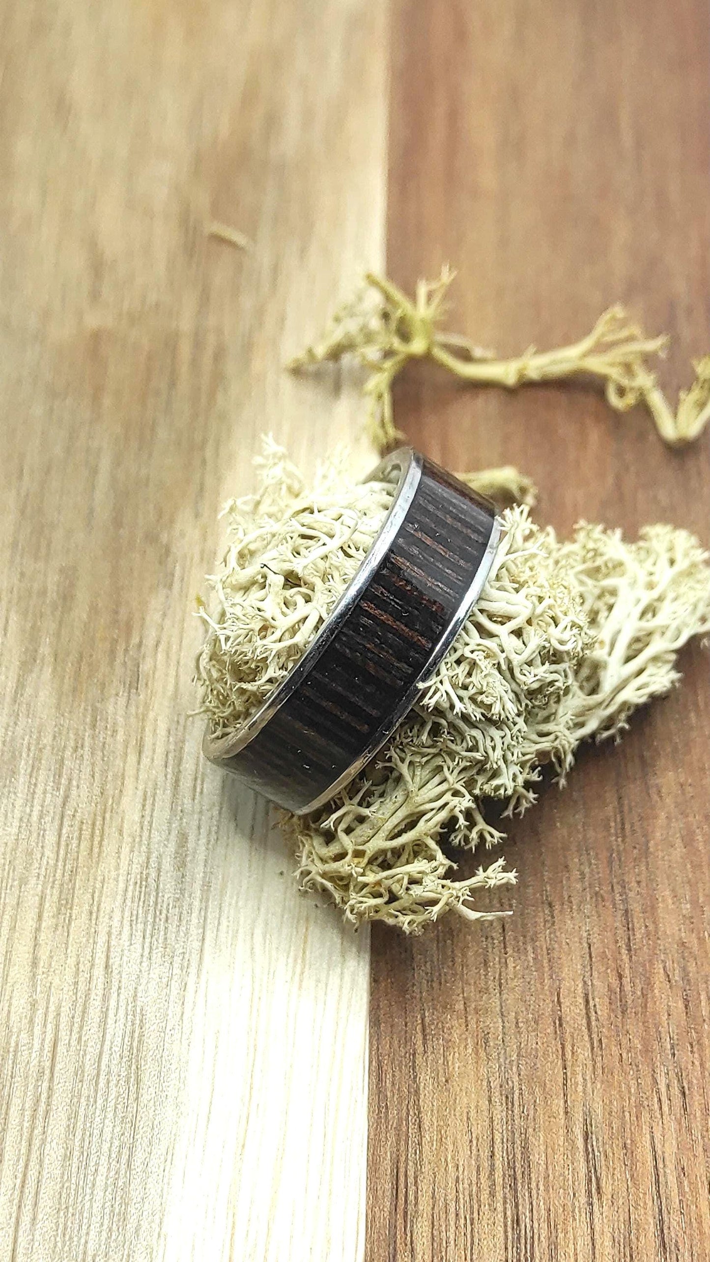 Męski pierścionek ze stali chirurgicznej z intarsją z drewna Wenge – elegancki i trwały dodatek handmade - WoodRingsByJet