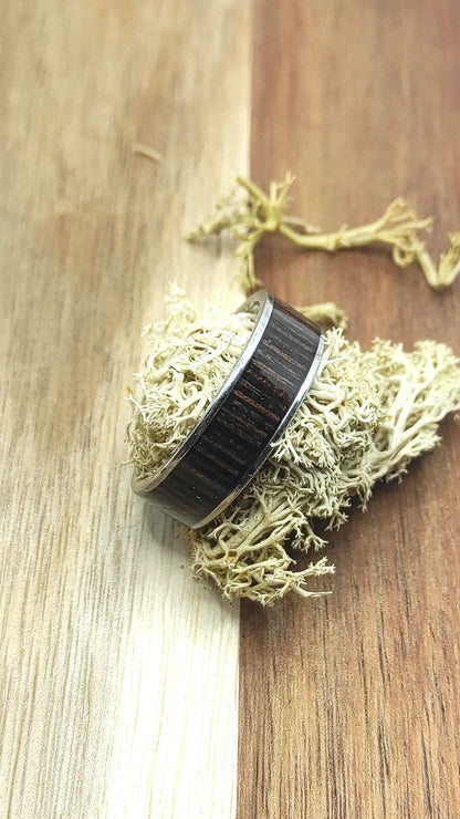 Męski pierścionek ze stali chirurgicznej z intarsją z drewna Wenge – elegancki i trwały dodatek handmade - WoodRingsByJet