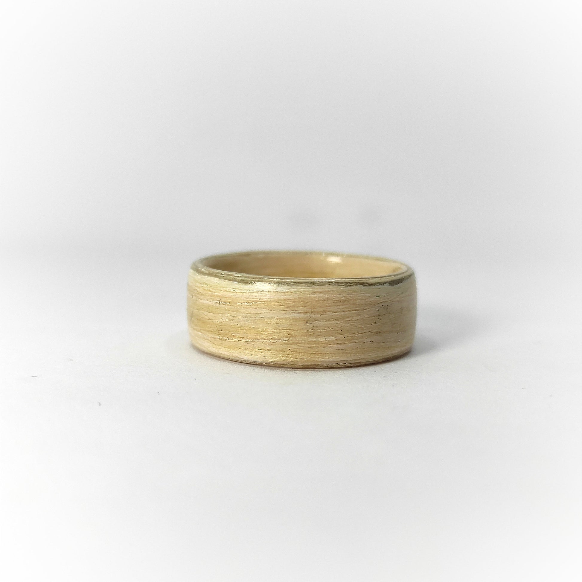 Minimalistyczna obrączka drewniana z wybielonego dębu – unisex, ręcznie robiona, ekologiczna - WoodRingsByJet