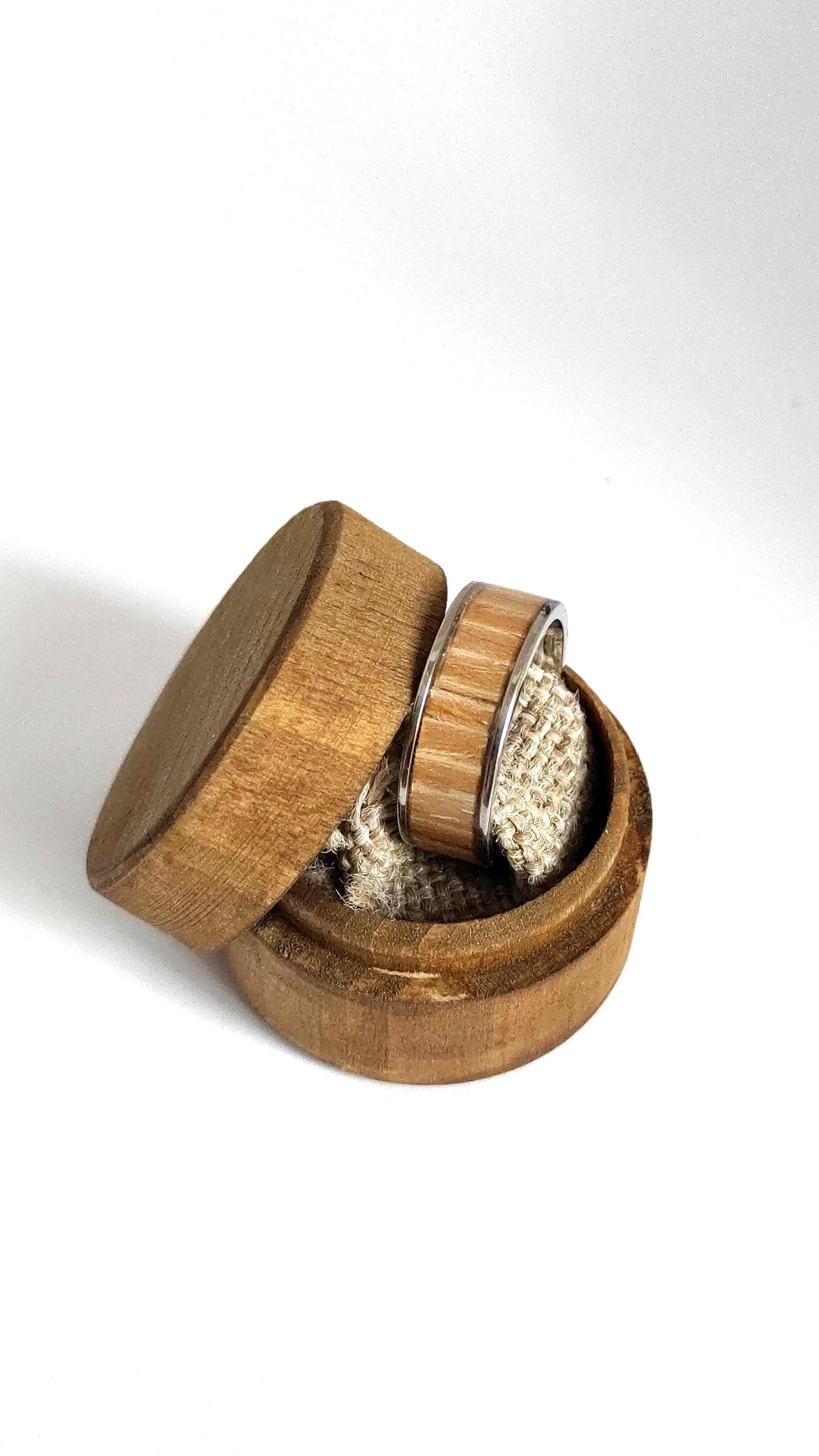 Męski pierścionek ze stali chirurgicznej z intarsją z drewna wiązu (Elm) – unikalny dodatek handmade - WoodRingsByJet