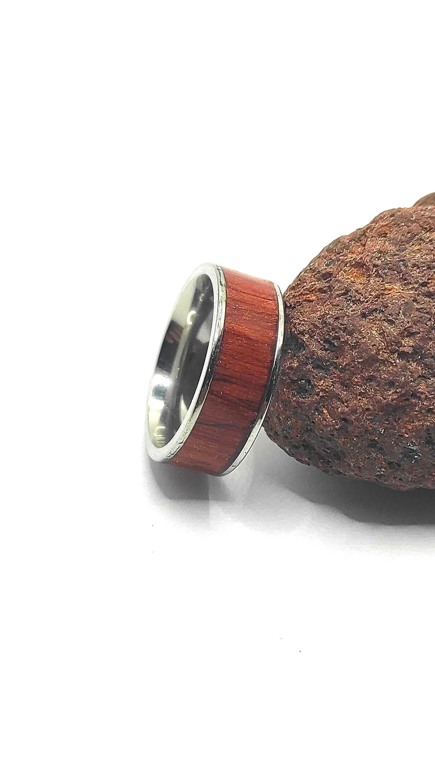 Męski pierścionek z mahoniowego forniru i stali chirurgicznej – ręcznie wykonany - WoodRingsByJet