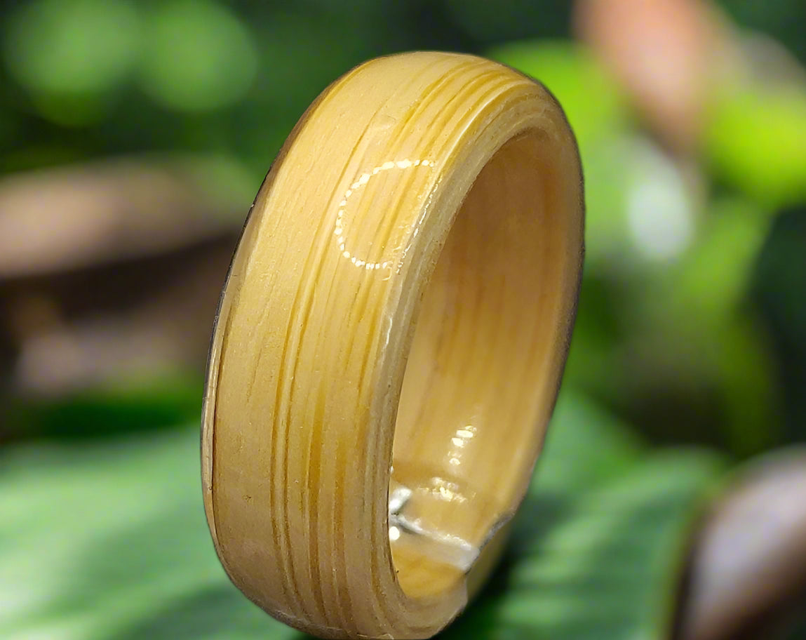 drewniany pierścionek z forniru bambusa, widok z przodu