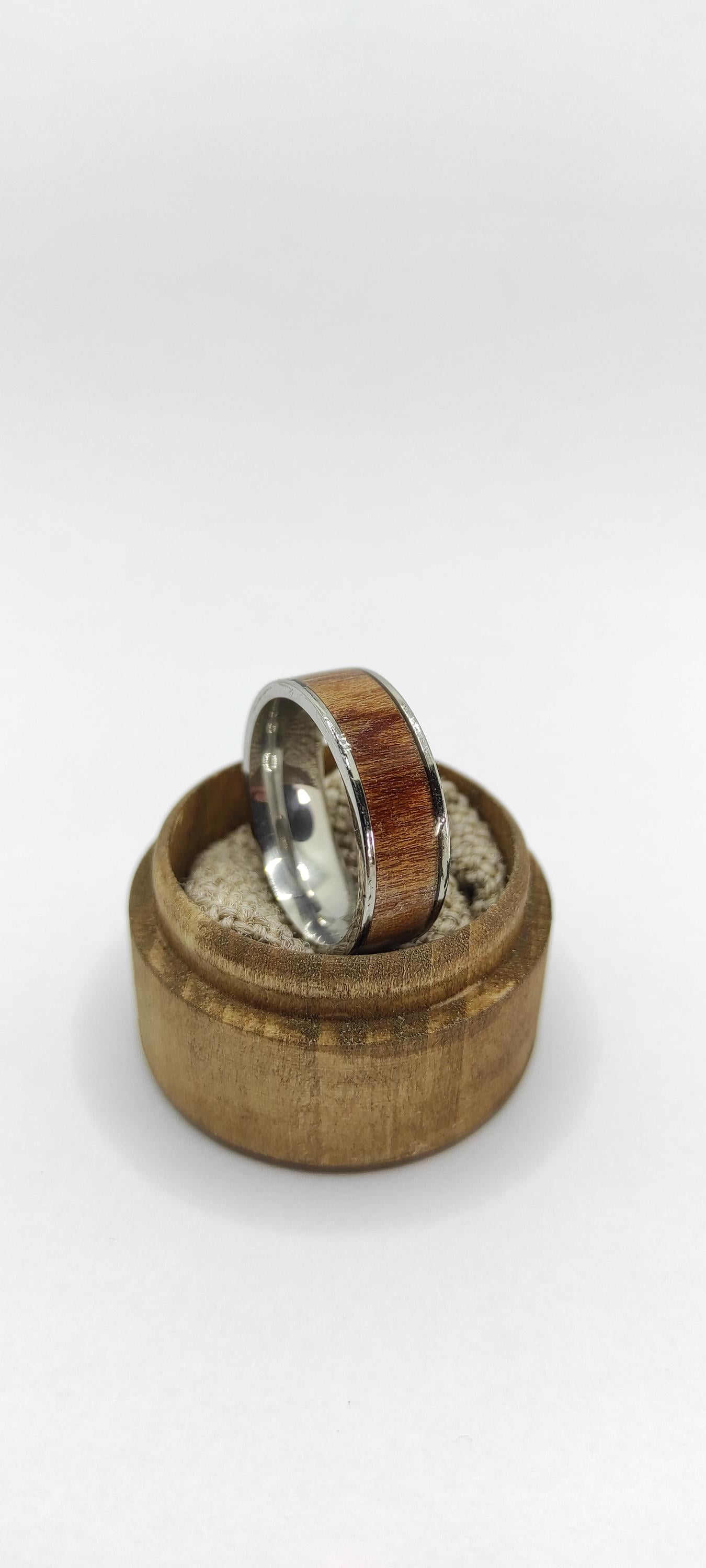 Męski pierścionek z drewnem Palisander (rosewood) i stalą chirurgiczną – pierścionek z drewnem dla mężczyzn - WoodRingsByJet