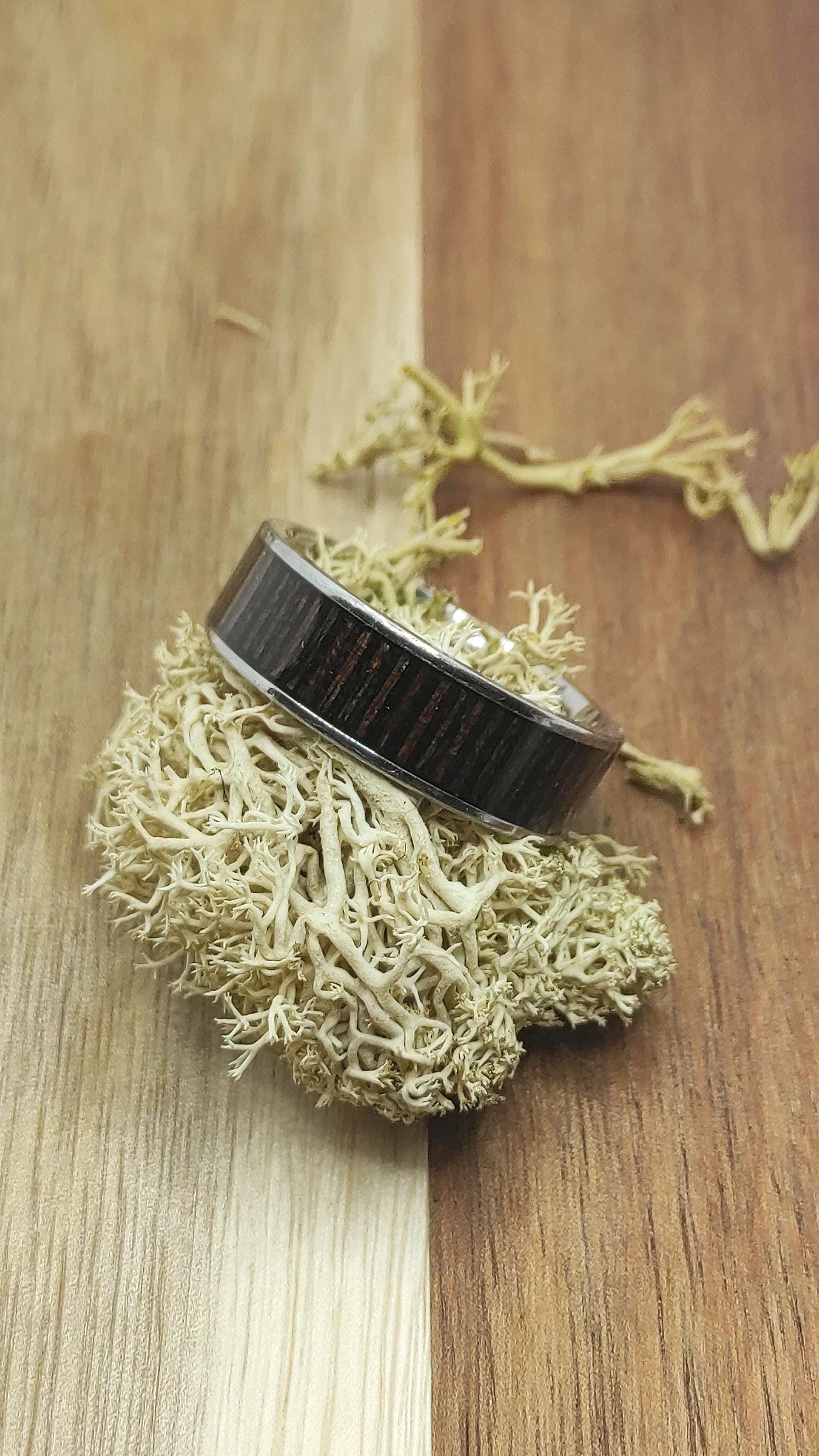 Męski pierścionek ze stali chirurgicznej z intarsją z drewna Wenge – elegancki i trwały dodatek handmade - WoodRingsByJet