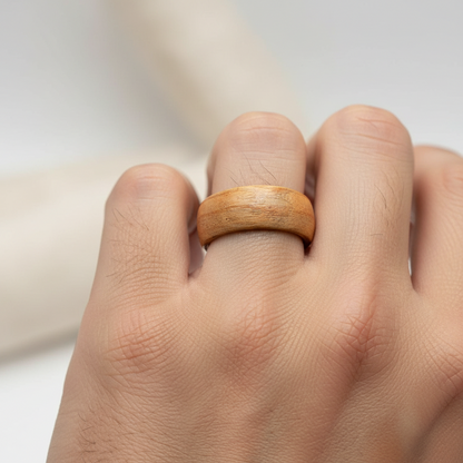 Drewniany pierścionek wiśnia – minimalistyczna obrączka