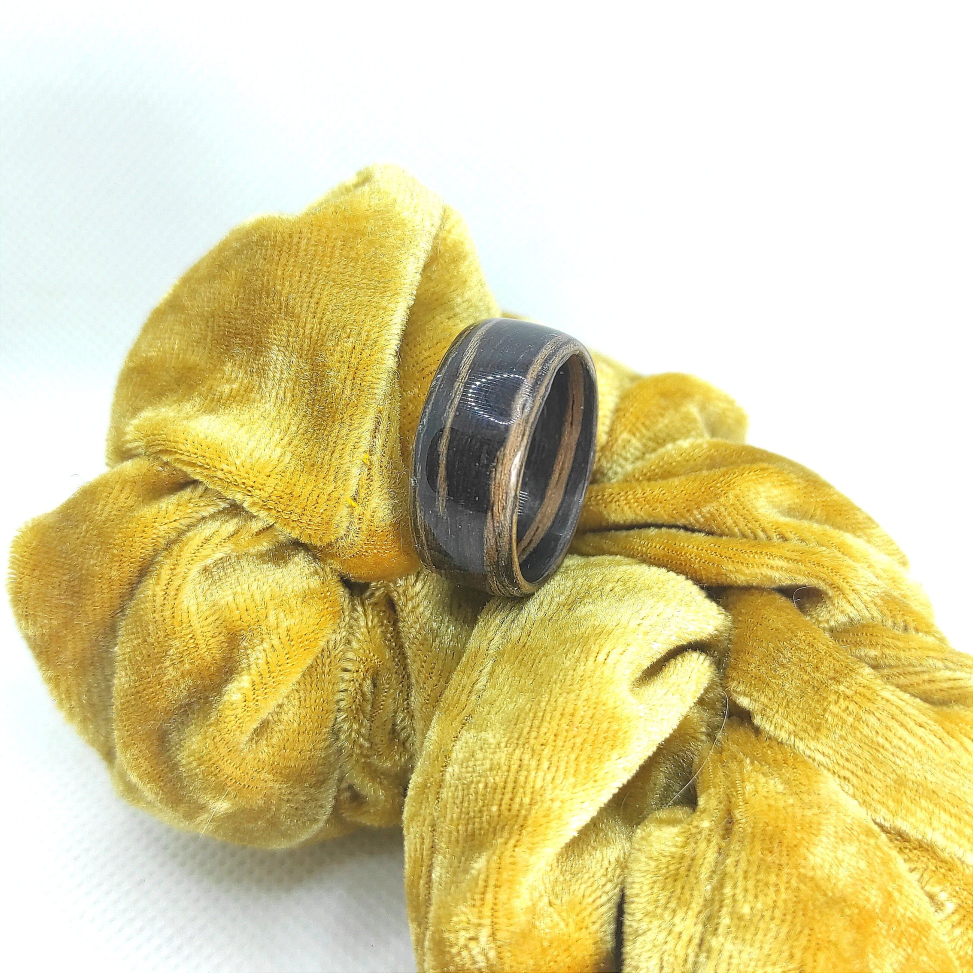 Zebrawood – ręcznie robiona obrączka unisex z drewna, minimalistyczny pierścionek - WoodRingsByJet