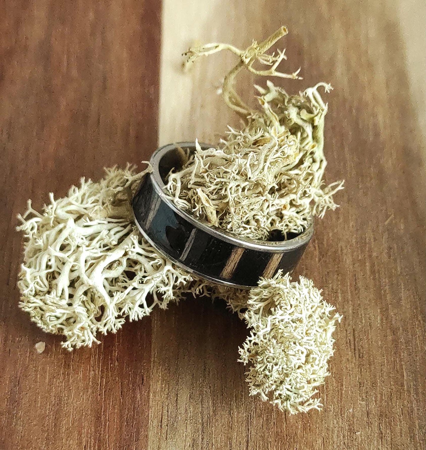 Męski pierścionek ze stali chirurgicznej z intarsją z czarnego drewna Zebrano (Black Zebrawood) – nowoczesny dodatek dla mężczyzn - WoodRingsByJet