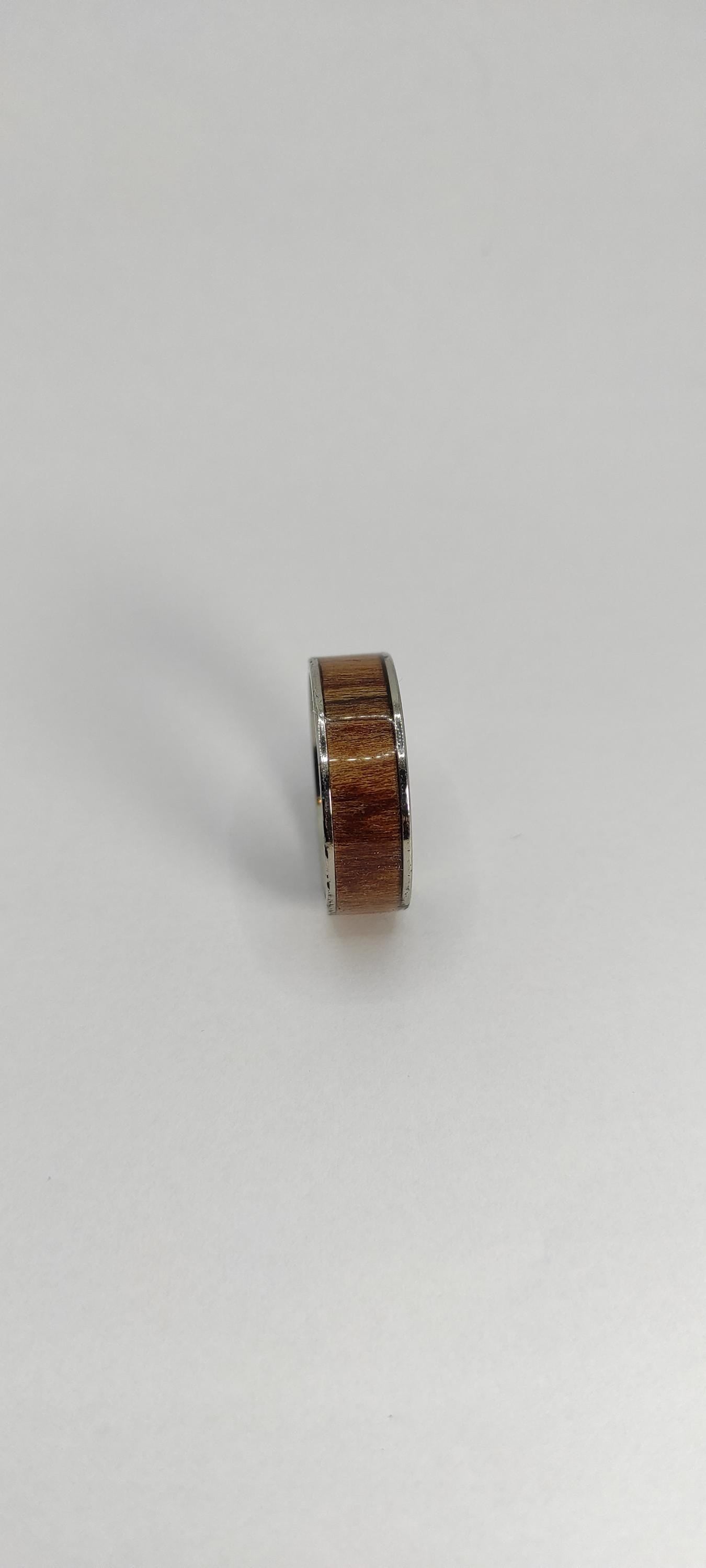 Męski pierścionek z drewnem Palisander (rosewood) i stalą chirurgiczną – pierścionek z drewnem dla mężczyzn - WoodRingsByJet