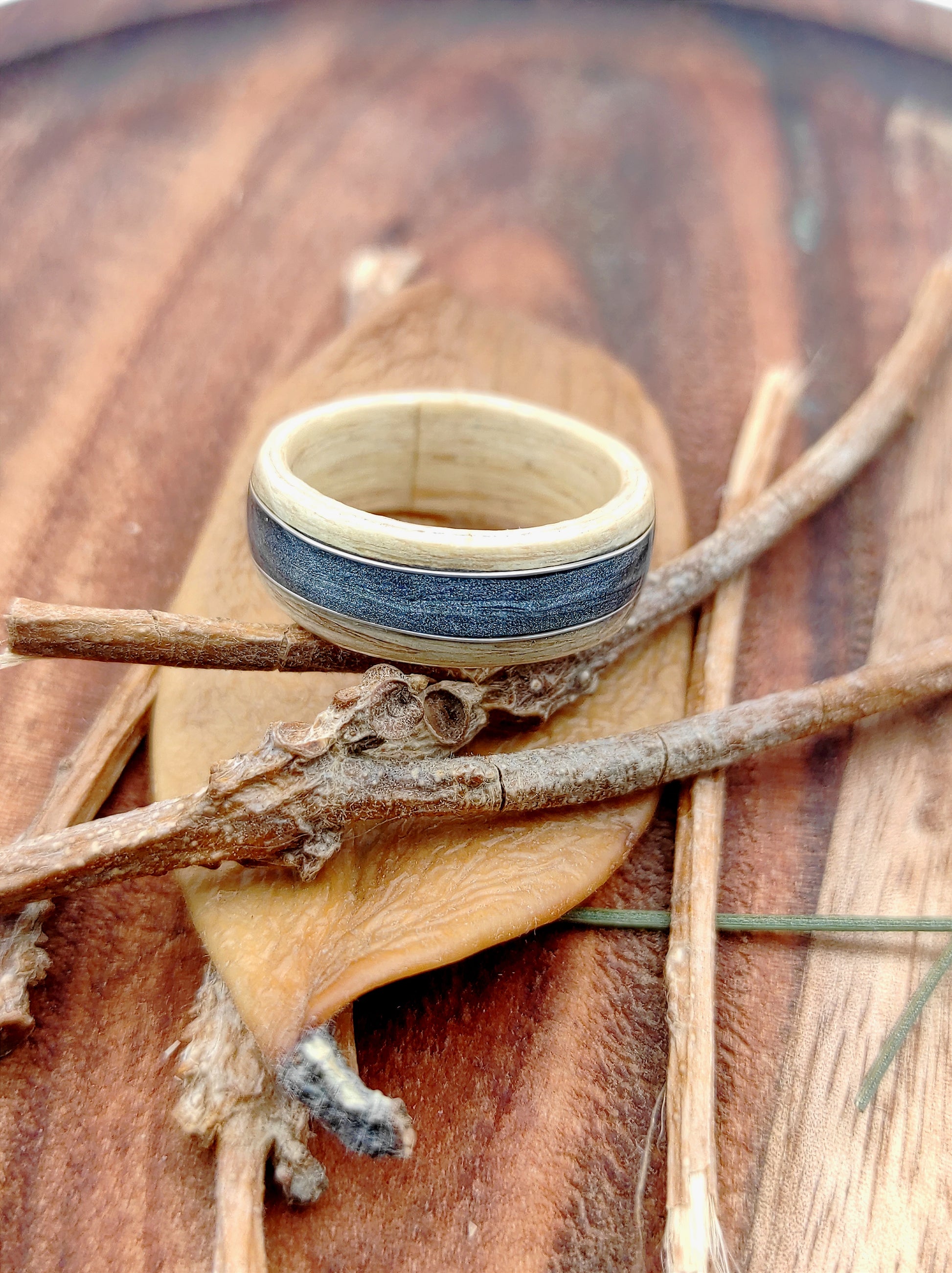 Pierścionek z drewna brzozy „Smoke Birch” z nadpaloną fakturą i żyłą z jesionu – naturalny drewniany pierścień unisex - WoodRingsByJet