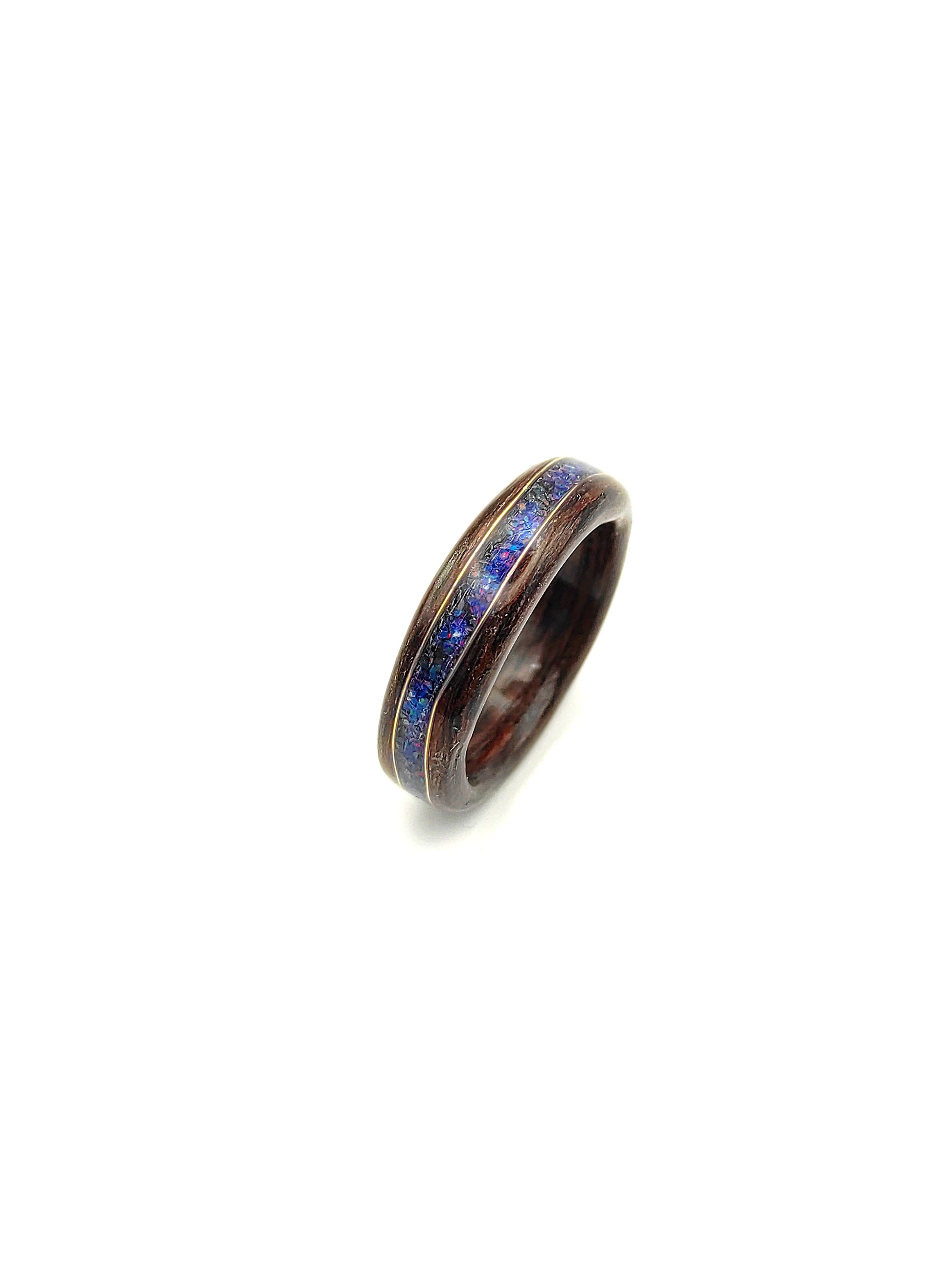 pierścionek drewniany z wenge i opalem Midnight handmade