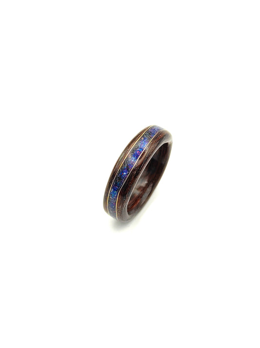 pierścionek drewniany z wenge i opalem Midnight handmade